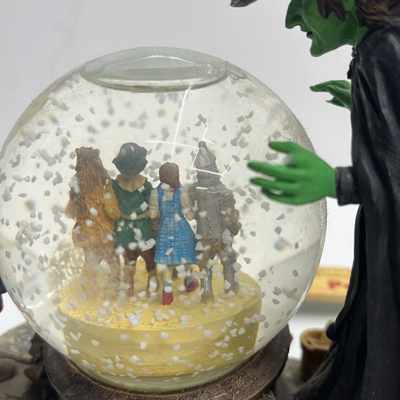 Wizard of Oz Snow Globe Music Box - Picture 9 of 10